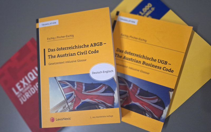 Wozu eine professionelle Rechtsübersetzung – in Zeiten von LLMs und KI? Bücher für Übersetzungen liegen in einem Stapel übereinander