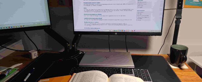 Juristische Nachschlagewerke und Fachwörterbücher auf dem Schreibtisch einer Rechtsübersetzerin – juristische Übersetzung