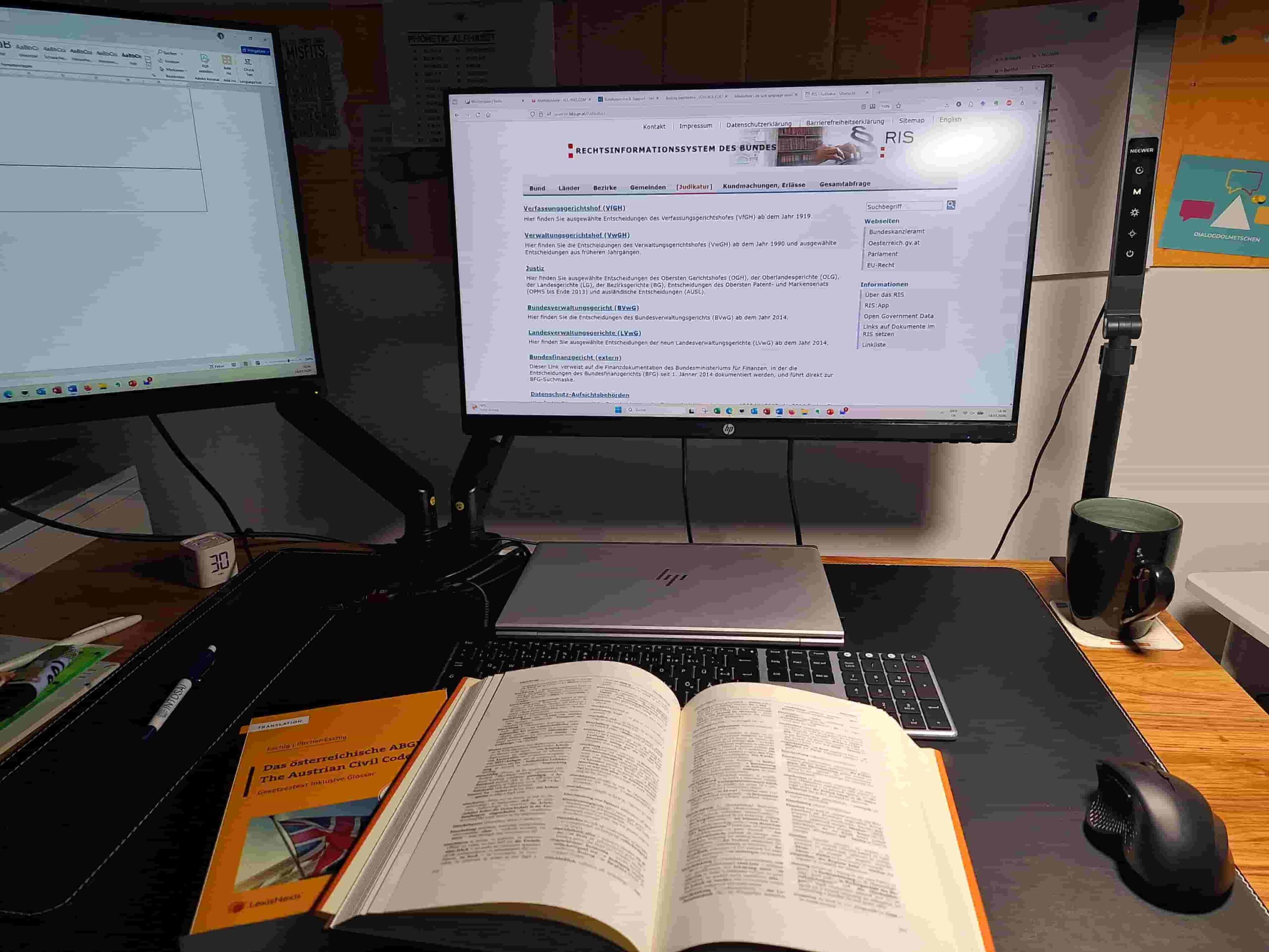 Juristische Nachschlagewerke und Fachwörterbücher auf dem Schreibtisch einer Rechtsübersetzerin – juristische Übersetzung