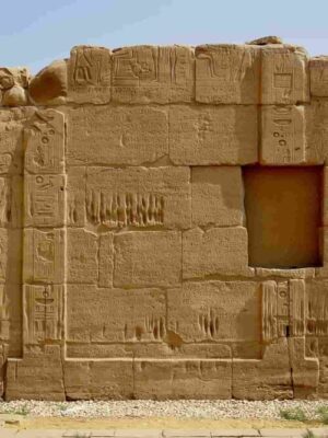 die ägyptische Fassung des ägyptisch-hethitischen Friedensvertrags an der Wand des Tempels von Karnak, Ägypten.