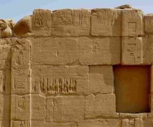 die ägyptische Fassung des ägyptisch-hethitischen Friedensvertrags an der Wand des Tempels von Karnak, Ägypten.