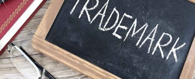 Eine Schiefertafel mit der Aufschrift Trademark